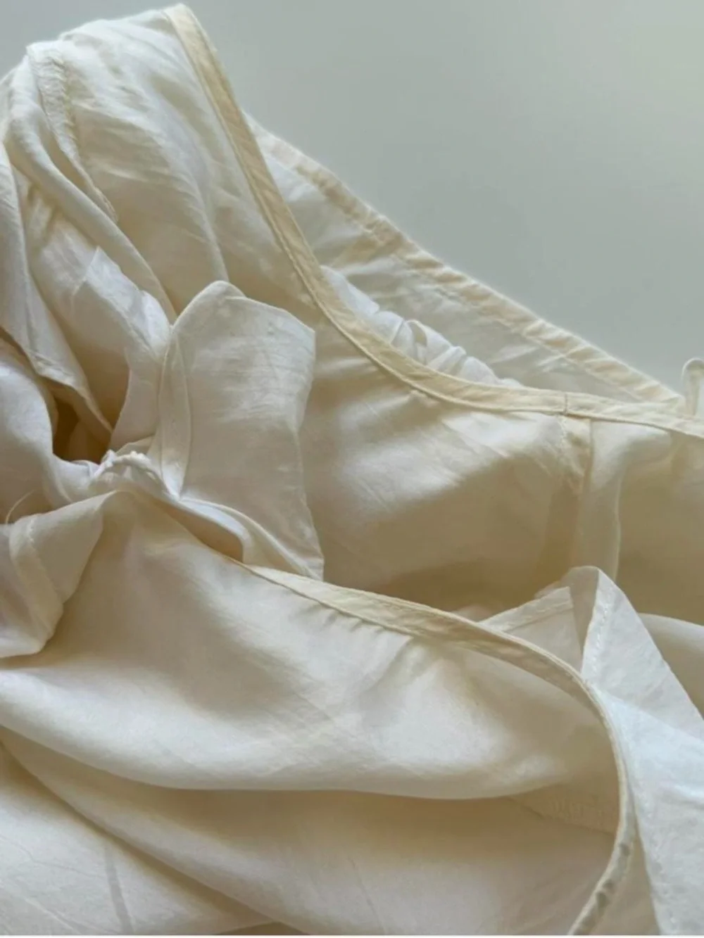 Vintage Y2K Banana Republic 100% Silk Ruffle V Neck Blouse Cream Sleeveless M. - Picture 8 of 8